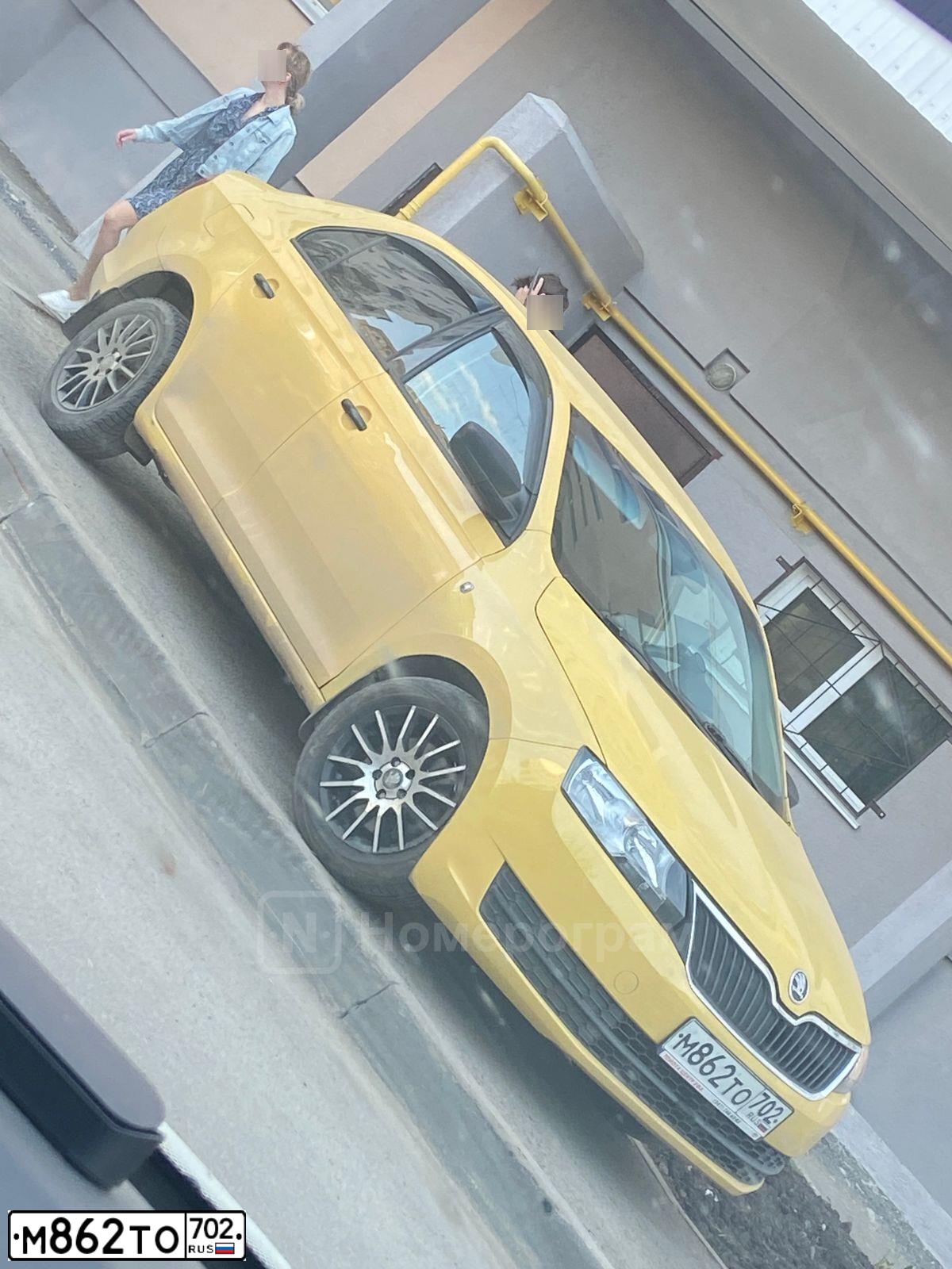 Фото автомобиля SKODA RAPID, 2017 — госномер М862ТО702. Цвет: ЖЕЛТО-ПЕСОЧНЫЙ