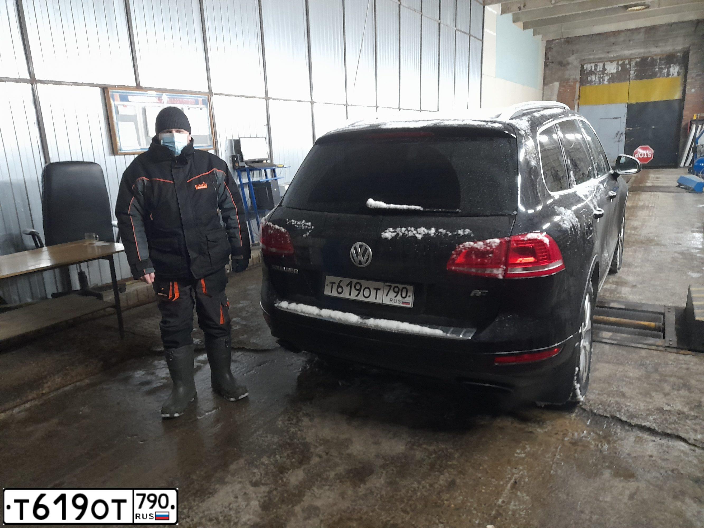 Фото автомобиля VOLKSWAGEN TOUAREG, 2013 — госномер С002УС750. Цвет: ЧЕРНЫЙ
