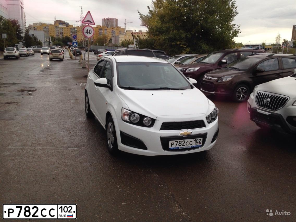 Фото автомобиля CHEVROLET AVEO, 2014 — госномер Е873ТР702. Цвет: Белый
