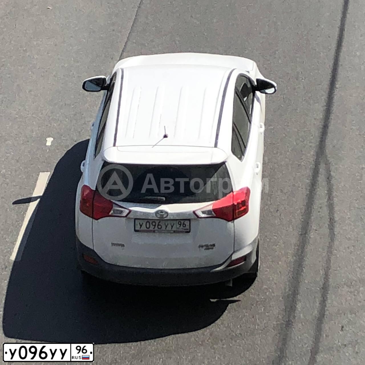Фото автомобиля TOYOTA RAV4, 2013 — госномер У096УУ96. Цвет: БЕЛЫЙ