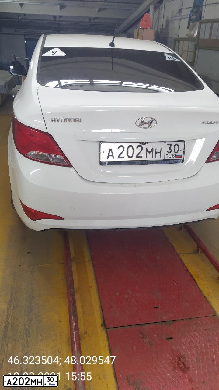 Фото автомобиля HYUNDAI SOLARIS, 2015 — госномер А202МН30. Цвет: БЕЛЫЙ