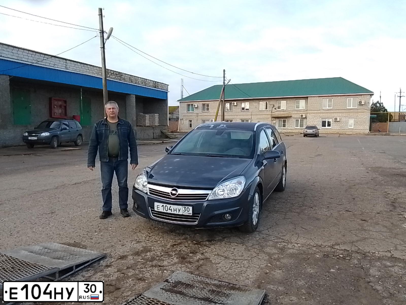 Фото автомобиля OPEL ASTRA, 2008 — госномер Р666МН30. Цвет: Серо-Синий