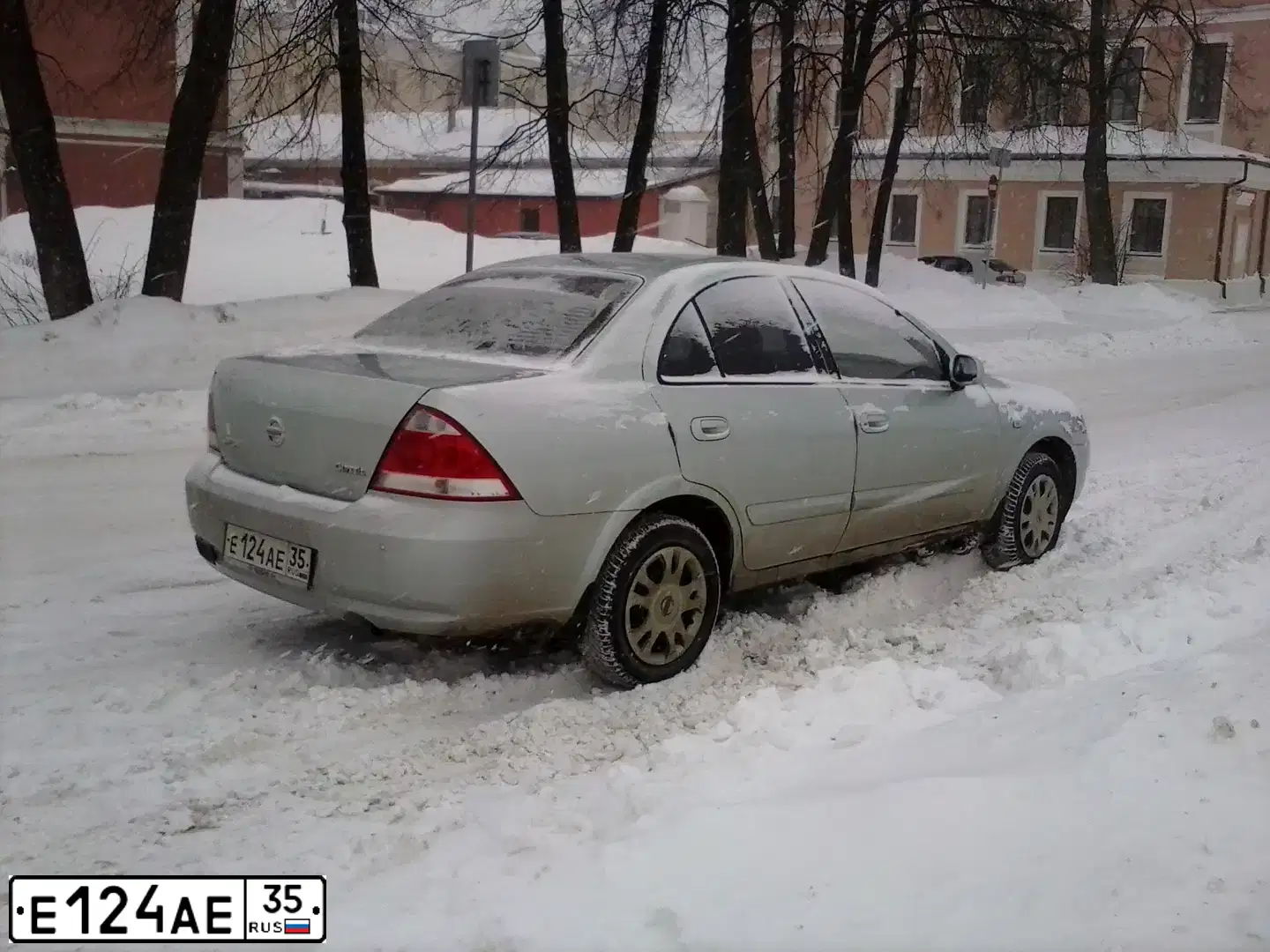 Фото автомобиля NISSAN ALMERA, 2006 — госномер Е124АЕ35. Цвет: Серебристый