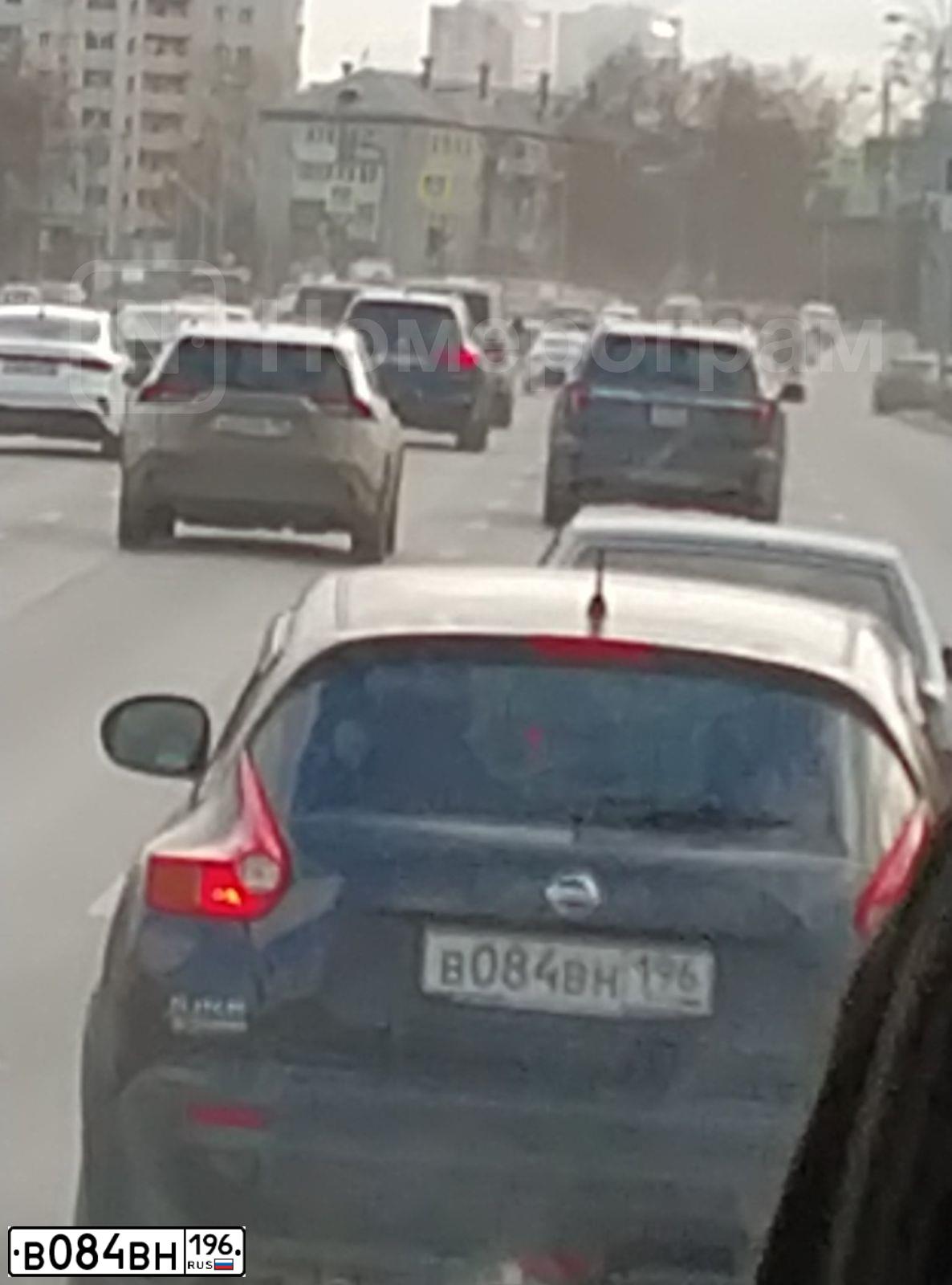 Фото автомобиля NISSAN JUKE, 2014 — госномер В084ВН196. Цвет: ЧЕРНЫЙ