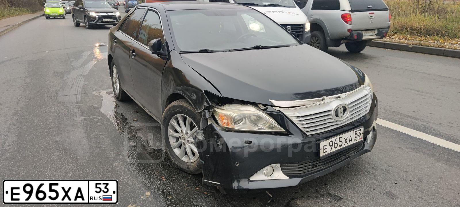 Фото автомобиля TOYOTA CAMRY, 2012 — госномер Е965ХА53. Цвет: Темно-серый металлик