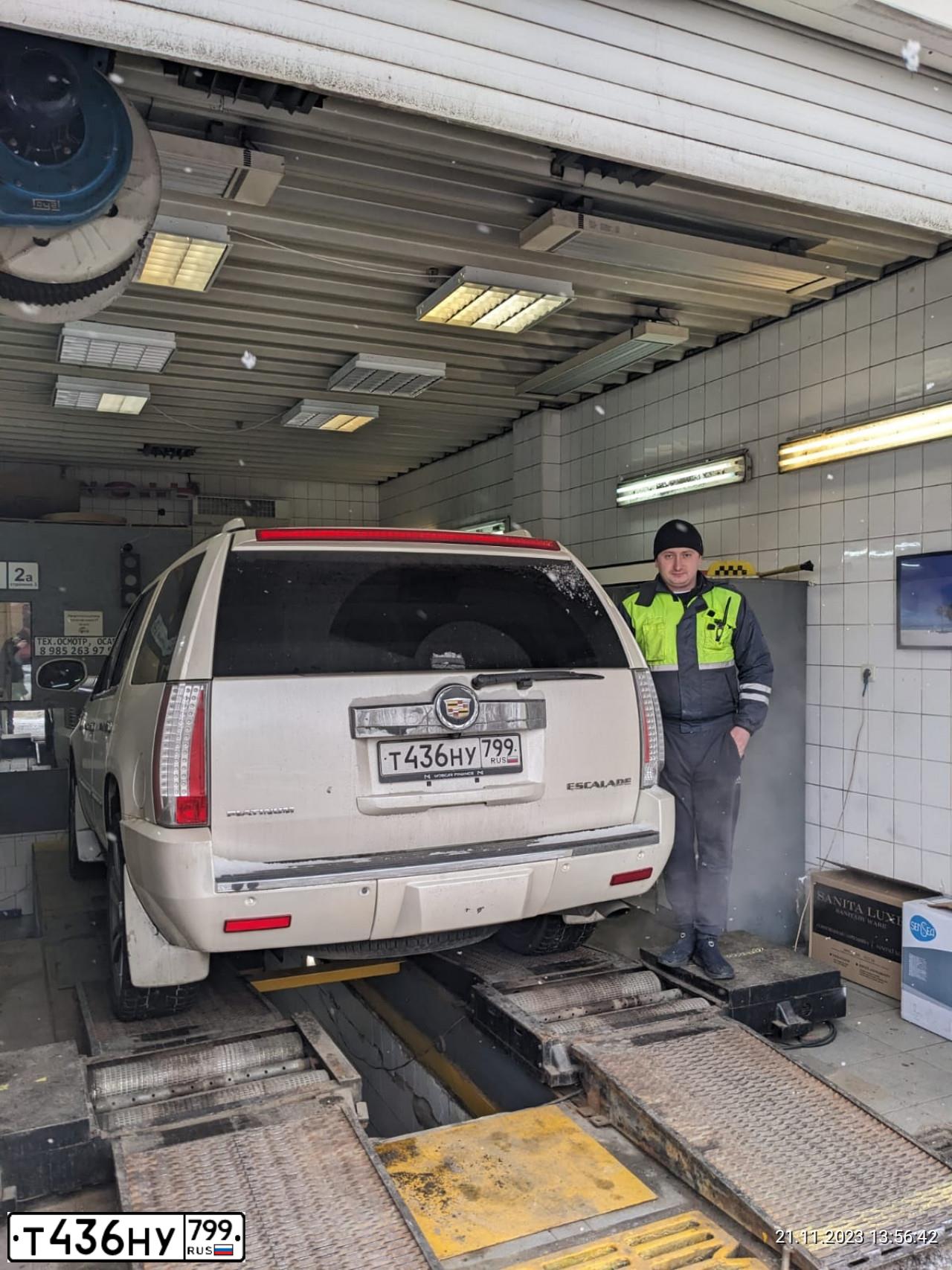Фото автомобиля CADILLAC ESCALADE, 2013 — госномер Т436НУ799. Цвет: Белый