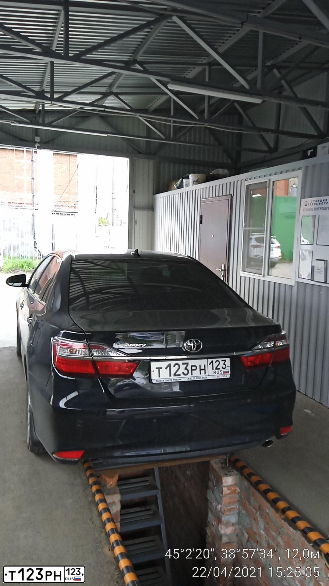 Фото автомобиля TOYOTA CAMRY, 2017 — госномер Т123РН123. Цвет: ЧЕРНЫЙ МЕТАЛЛИК