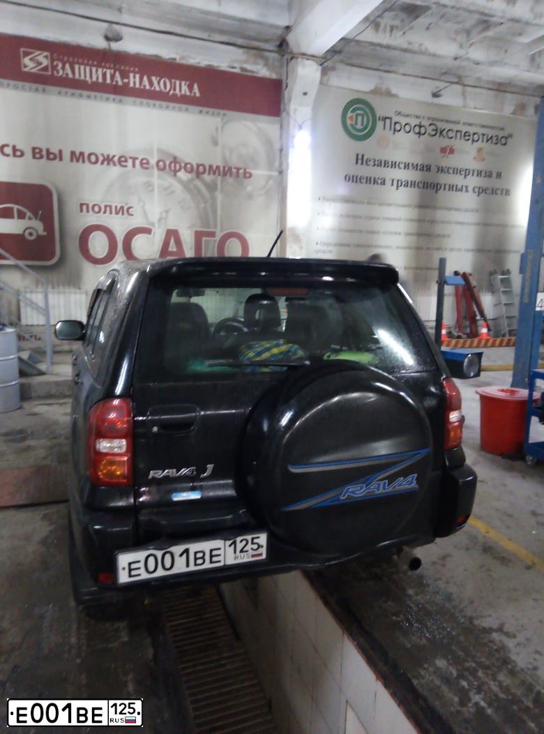 Фото автомобиля TOYOTA LANDCRUISER, 2000 — госномер С679МО125. Цвет: СЕРЫЙ