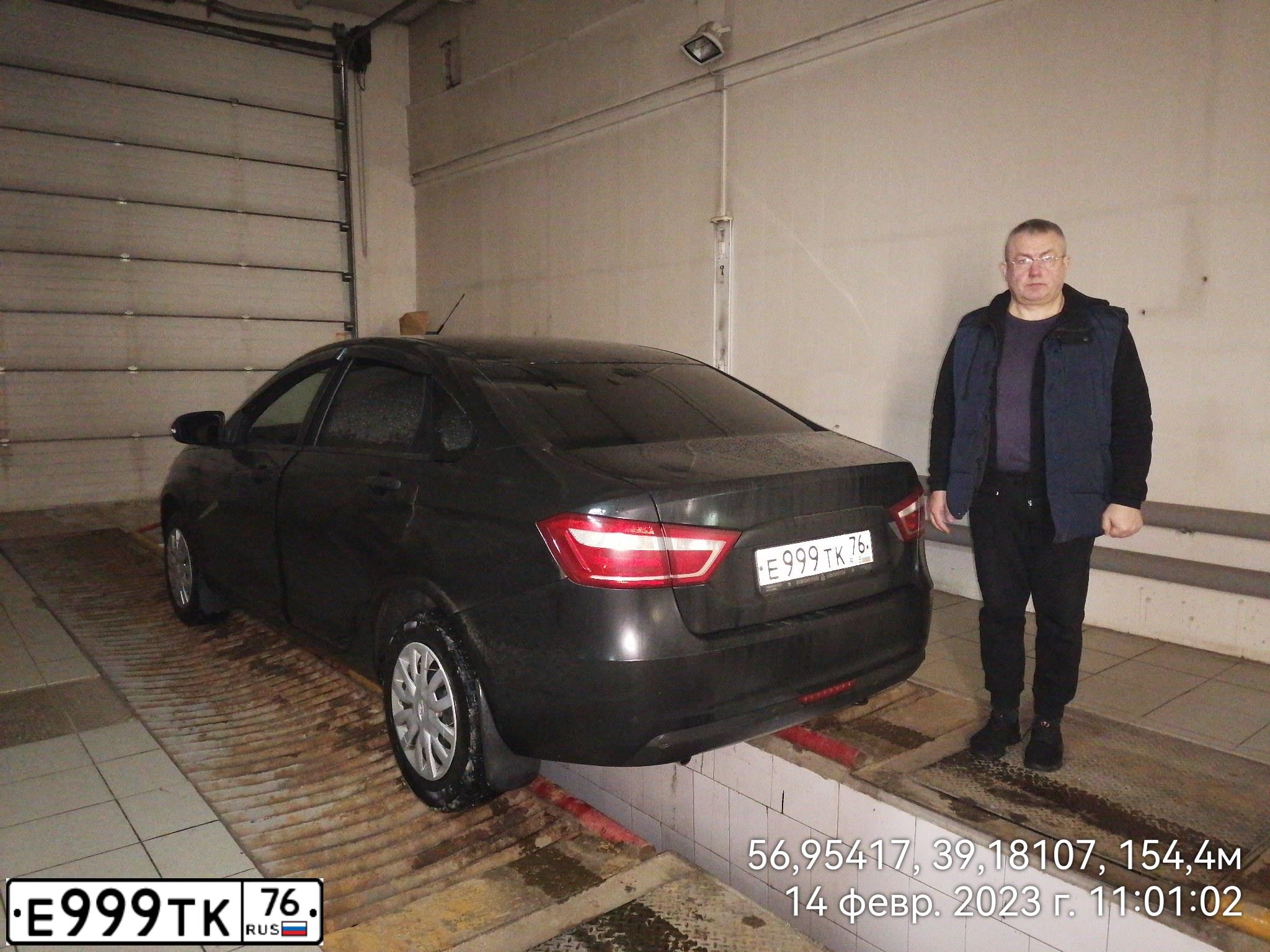 Фото автомобиля LADA VESTA, 2019 — госномер Е999ТК76. Цвет: ЧЕРНЫЙ