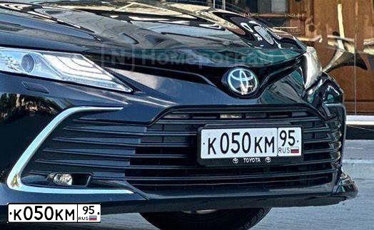 Фото автомобиля TOYOTA CAMRY, 2018 — госномер К050КМ95. Цвет: ЧЕРНЫЙ МЕТАЛЛИК