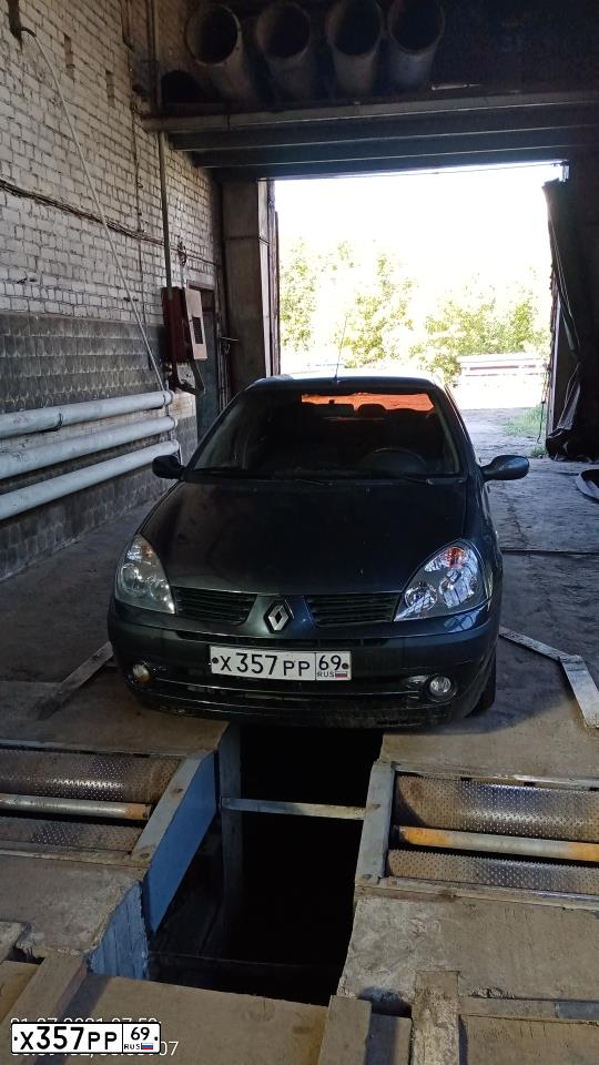 Фото автомобиля RENAULT SYMBOL, 2004 — госномер С108ОР150. Цвет: ТЕМНО-СЕРЫЙ