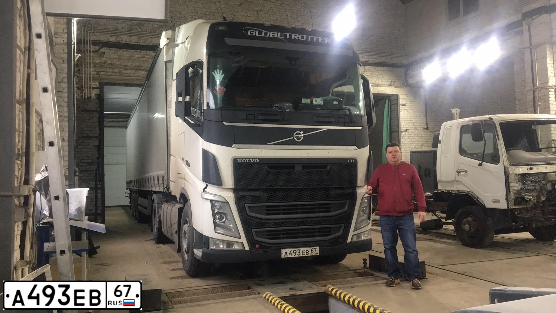 Фото автомобиля VOLVO SERIE FH /4X2/, 2017 — госномер А493ЕВ67. Цвет: Белый