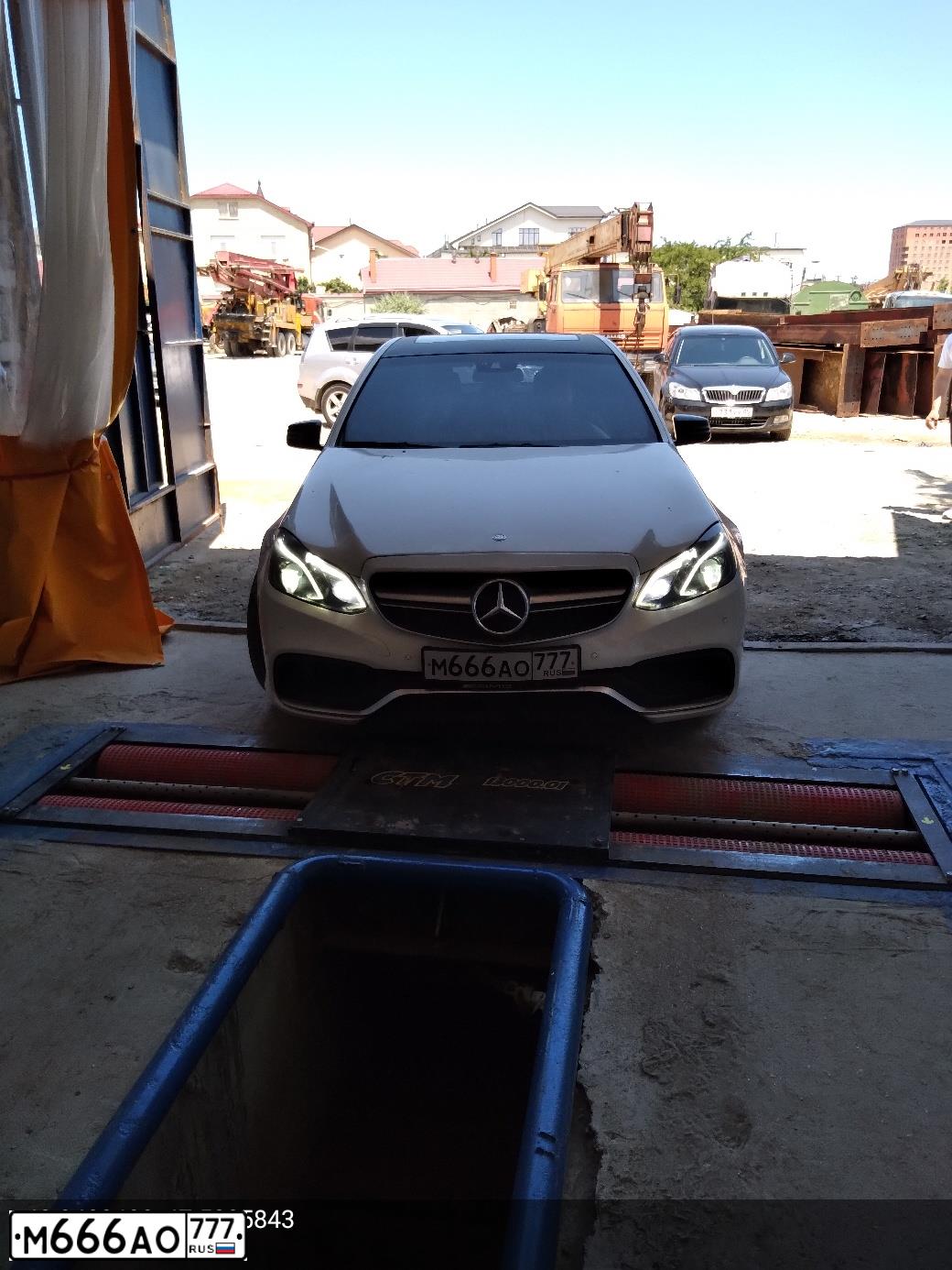 Фото автомобиля MERCEDES E-KLASSE, 2003 — госномер В413ХУ147. Цвет: синий