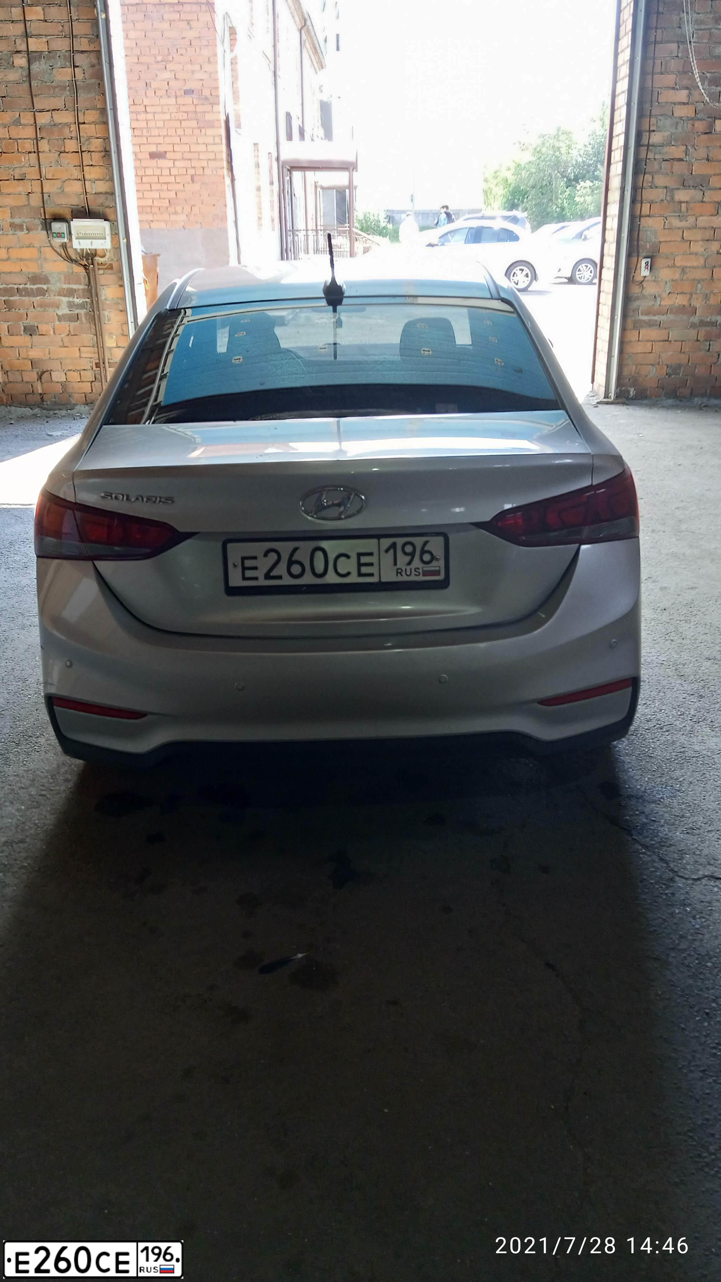 Фото автомобиля HYUNDAI SOLARIS, 2017 — госномер Е260СЕ196. Цвет: Серебристый