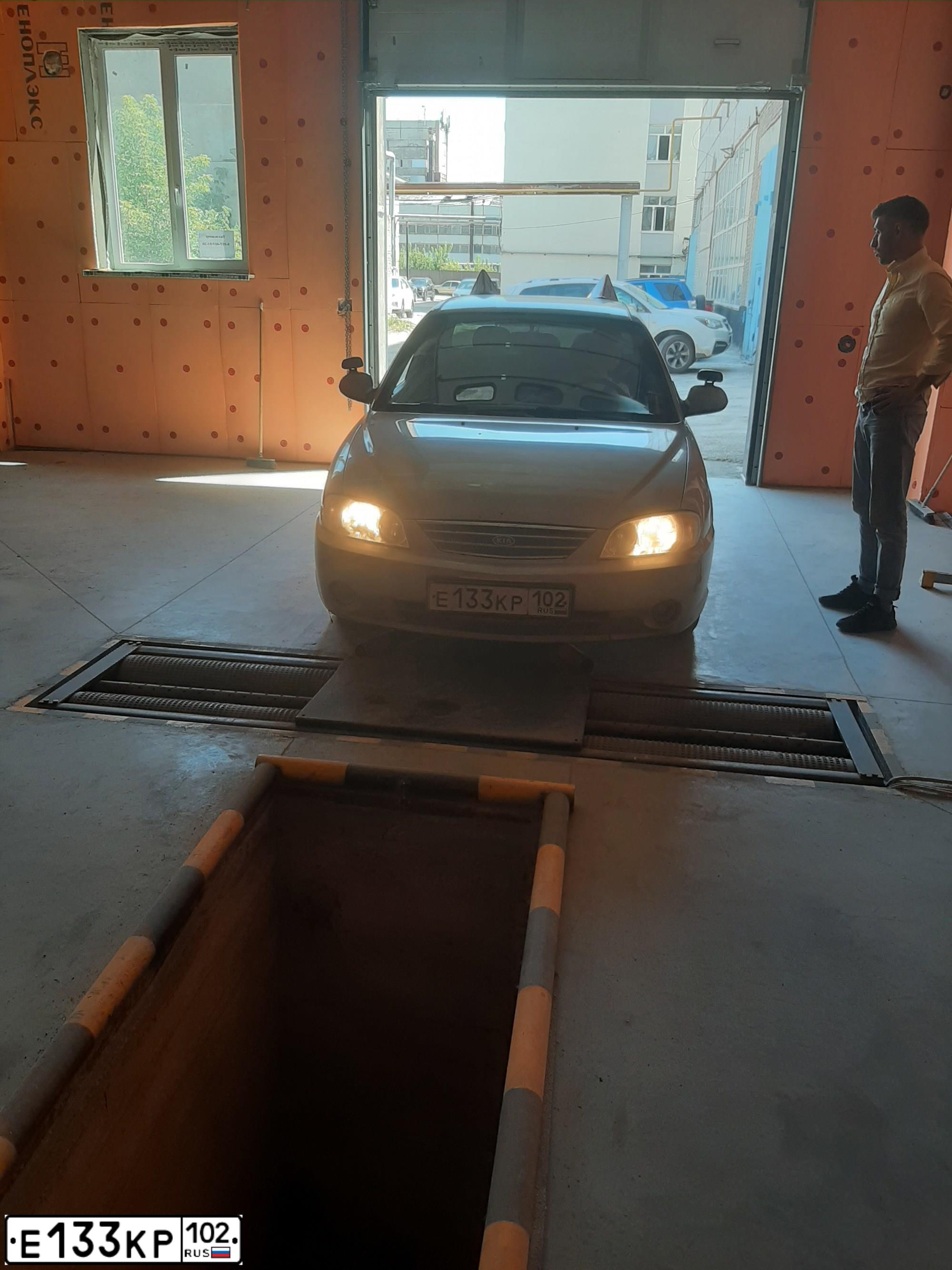 Фото автомобиля KIA SPECTRA, 2007 — госномер Е133КР102. Цвет: Золотисто-бежевый