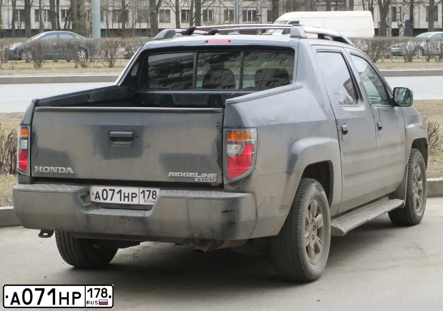 Фото автомобиля HONDA RIDGELINE, 2006 — госномер А071НР178. Цвет: ЧЕРНЫЙ