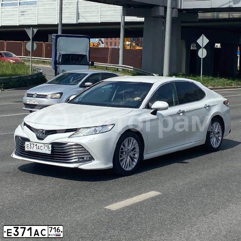 Фото автомобиля TOYOTA CAMRY, 2019 — госномер Е371АС716. Цвет: БЕЛЫЙ ПЕРЛАМУТР