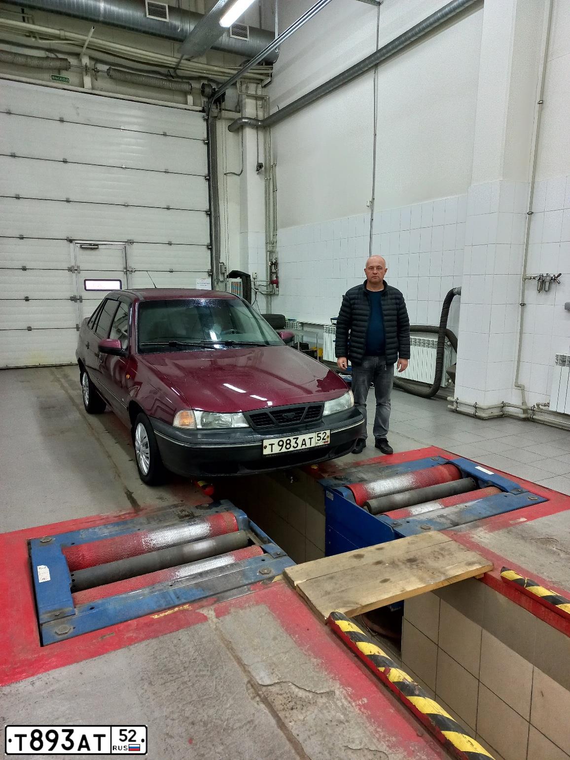 Фото автомобиля DAEWOO NEXIA, 2006 — госномер Т983АТ52. Цвет: Красный