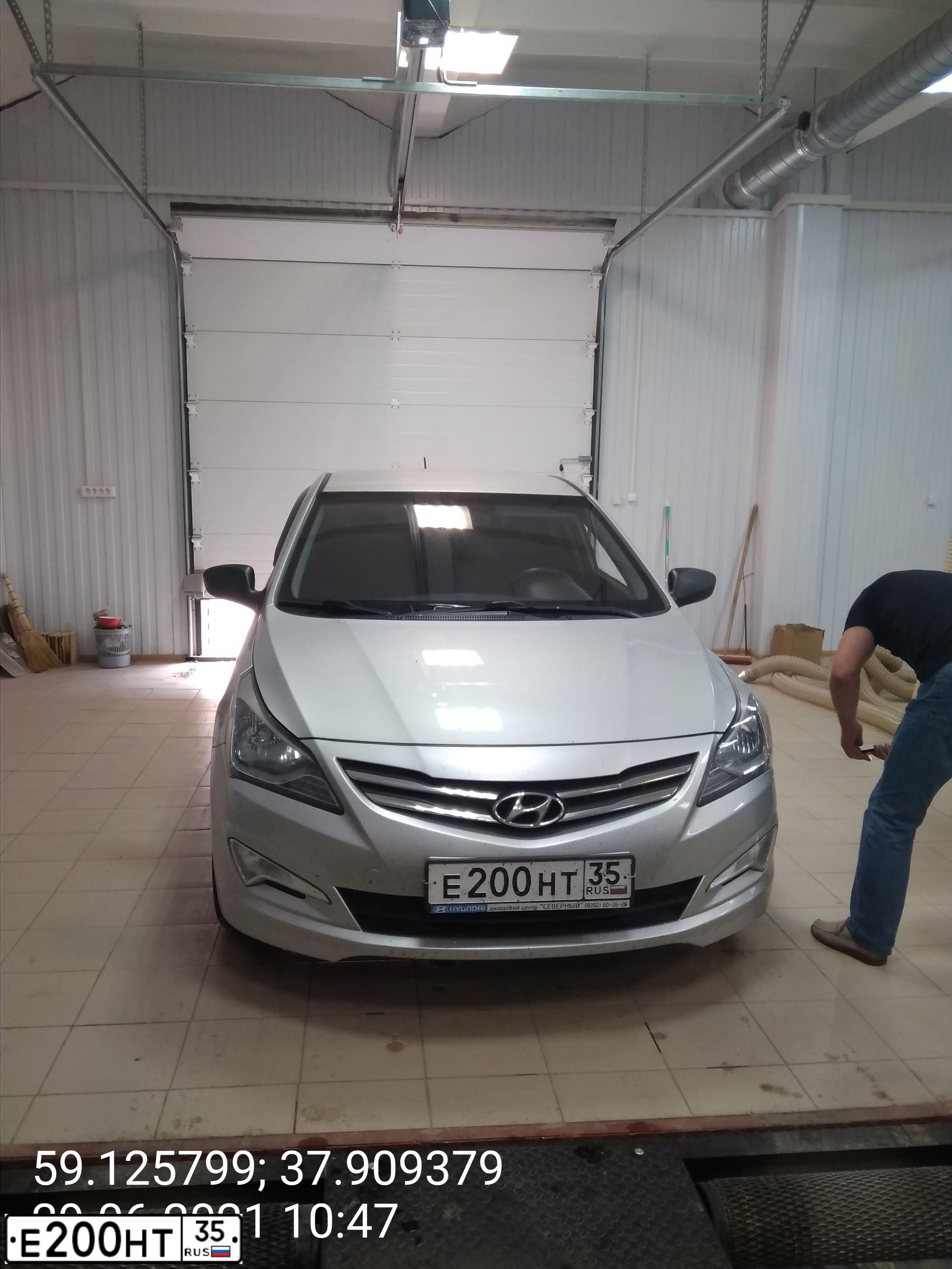 Фото автомобиля HYUNDAI SOLARIS, 2014 — госномер Е200НТ35. Цвет: Серебристый