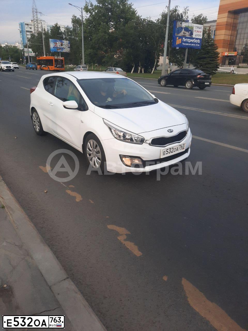 Фото автомобиля KIA CEE'D, 2013 — госномер Е532ОА763. Цвет: Белый