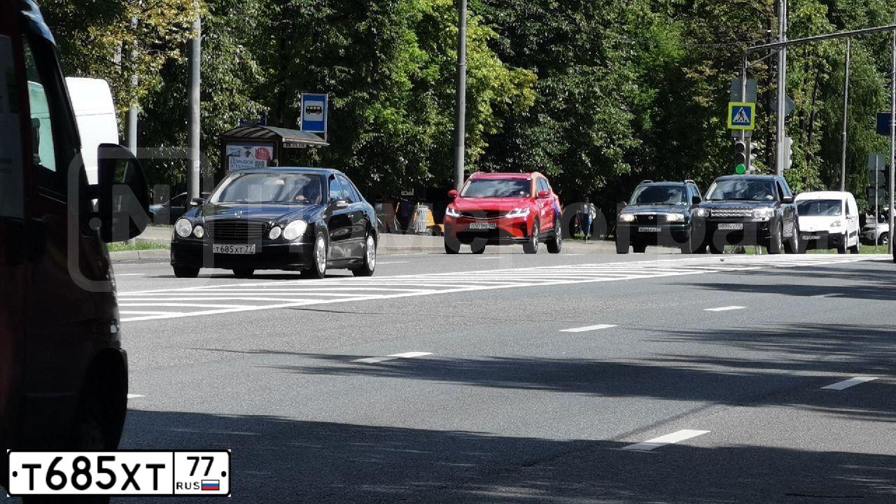 Фото автомобиля MERCEDES E-KLASSE, 2005 — госномер Т685ХТ77. Цвет: ЧЕРНЫЙ