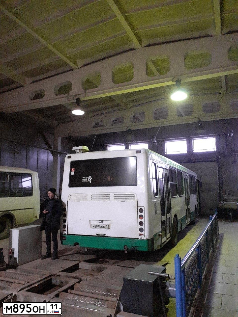 Фото автомобиля LIAZ 5256, 2009 — госномер М895ОН11. Цвет: БЕЛО-ЗЕЛЕНЫЙ