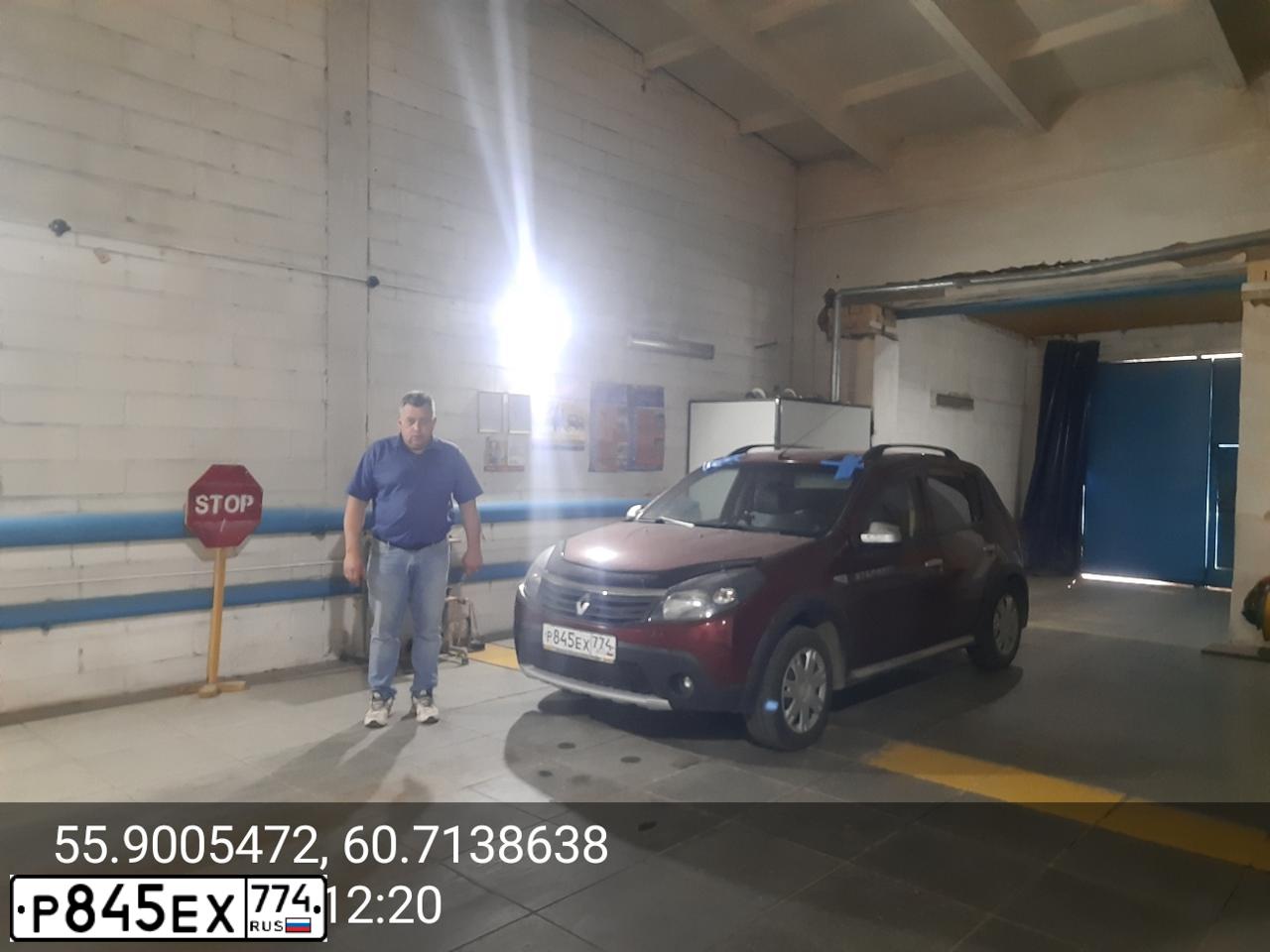 Фото автомобиля RENAULT SANDERO, 2013 — госномер Р845ЕХ774. Цвет: Красный