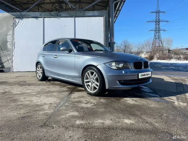Фото автомобиля BMW SERIE 1, 2008 — госномер М956ММ150. Цвет: голубой