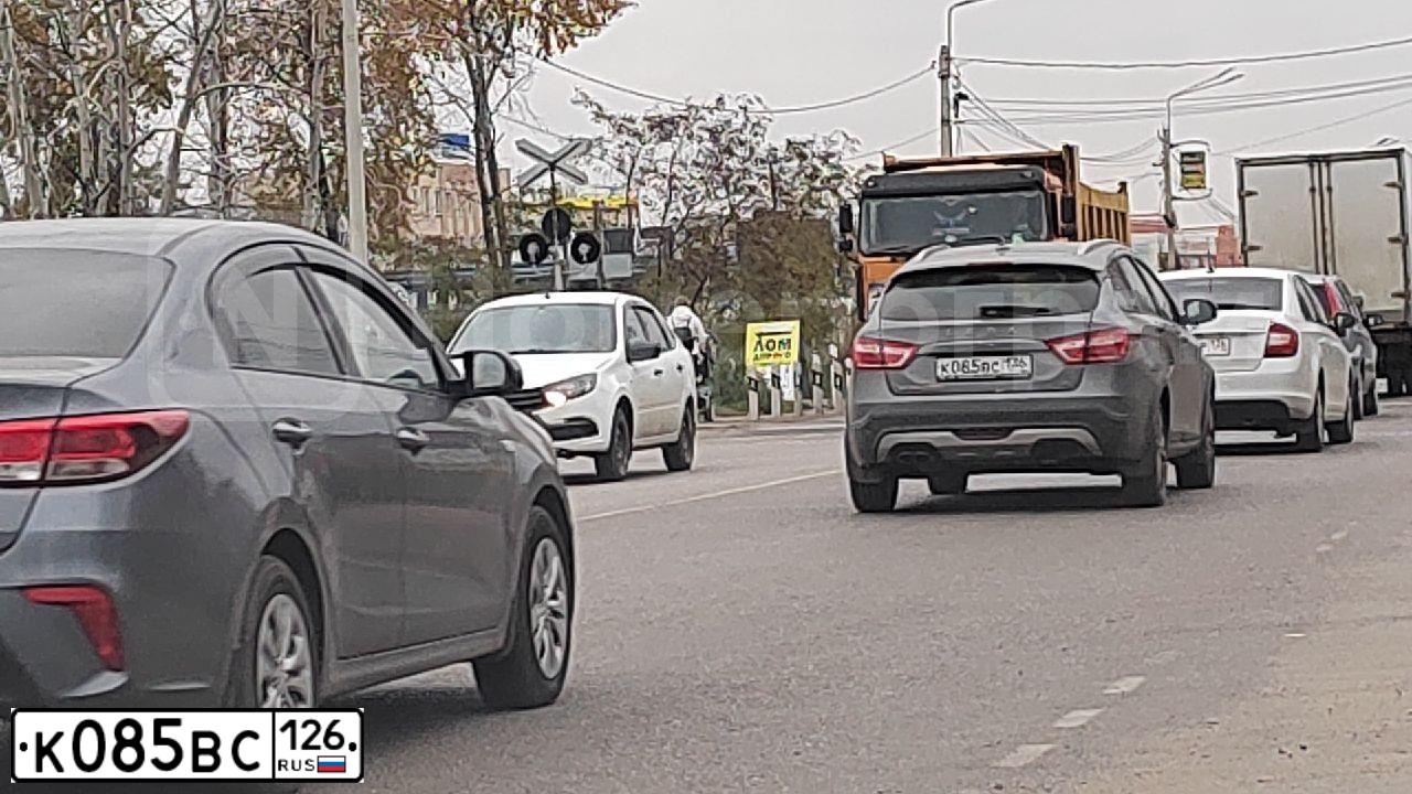 Фото автомобиля HYUNDAI SOLARIS, 2020 — госномер М824ТВ126. Цвет: СЕРЫЙ