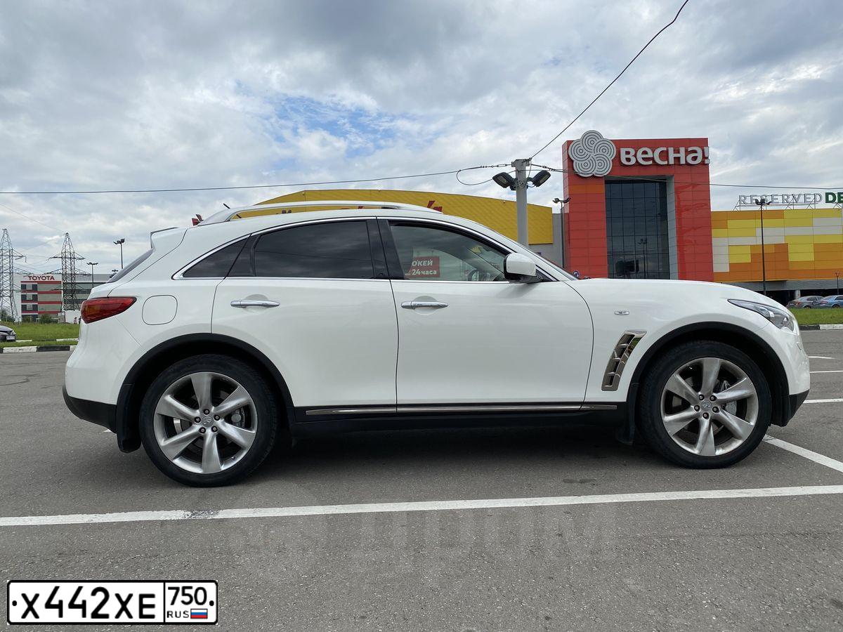 Фото автомобиля INFINITI QX70 /FX/, 2011 — госномер Х442ХЕ750. Цвет: Белый