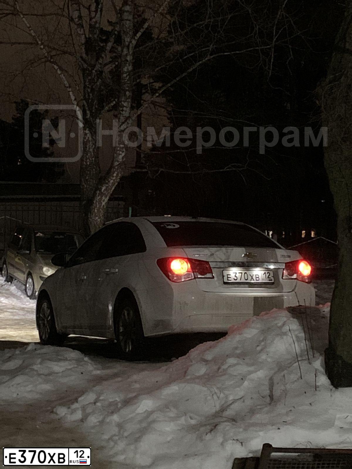 Фото автомобиля CHEVROLET CRUZE, 2013 — госномер Е370ХВ12. Цвет: Белый