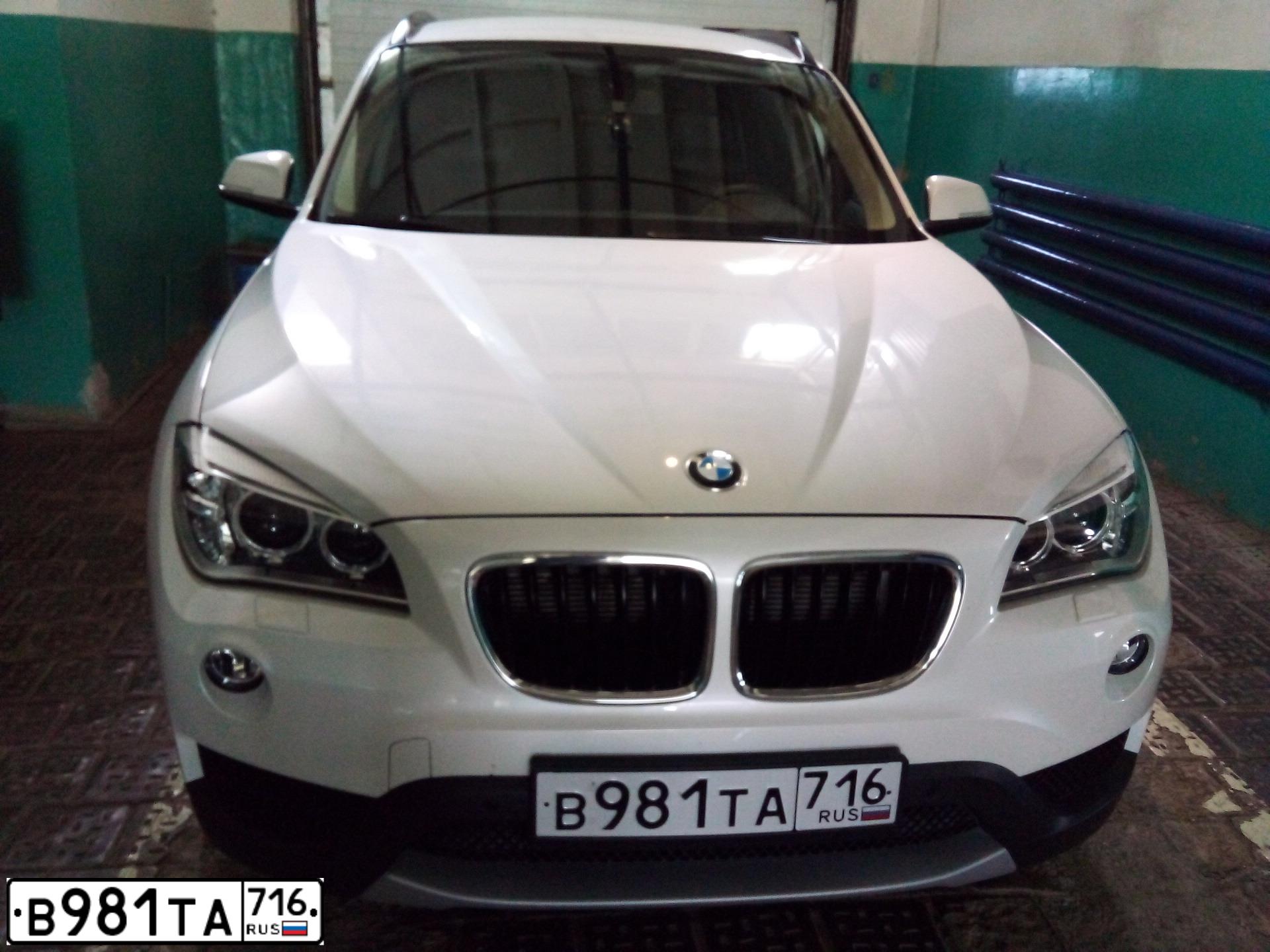 Фото автомобиля BMW X1 XDRIVE 20D, 2014 — госномер М206КО702. Цвет: БЕЛЫЙ МЕТАЛЛИК