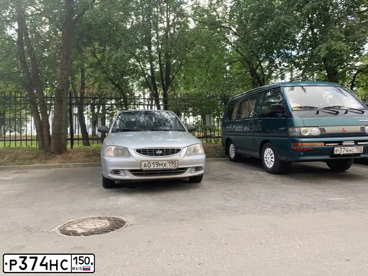 Фото автомобиля MITSUBISHI L 300, 1994 — госномер Р374НС150. Цвет: ЗЕЛЕНЫЙ