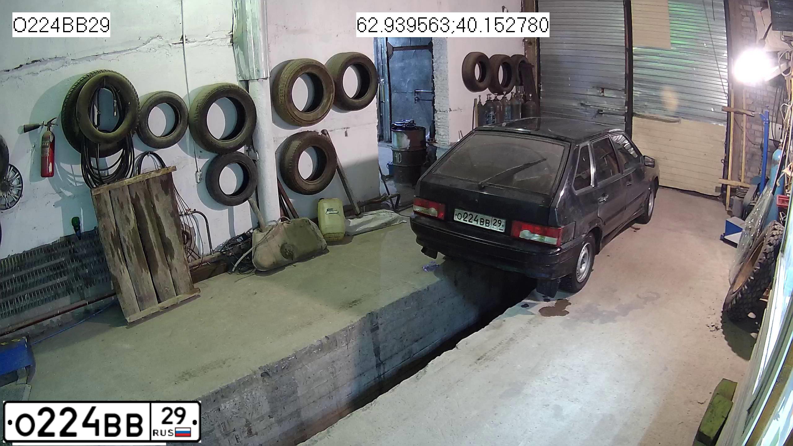 Фото автомобиля LADA 2114 SAMARA, 2010 — госномер В084ВВ35. Цвет: Сине-Черный