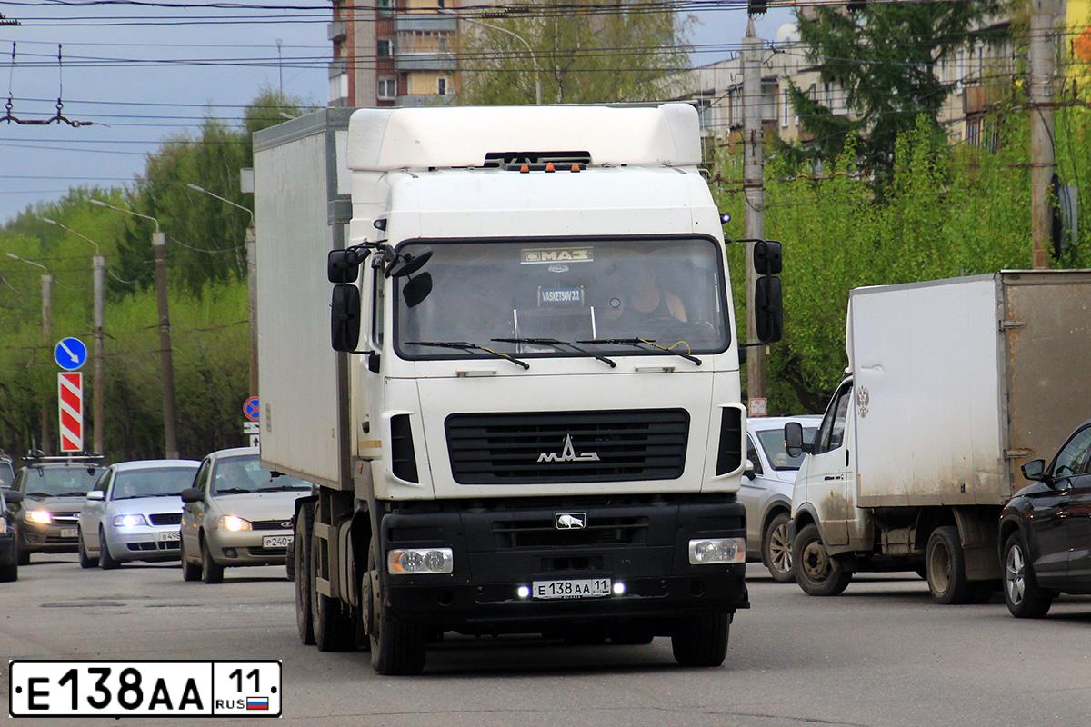 Фото автомобиля MAZ 6731 /6X4/ KUPAVA, 2015 — госномер Е138АА11. Цвет: Белый
