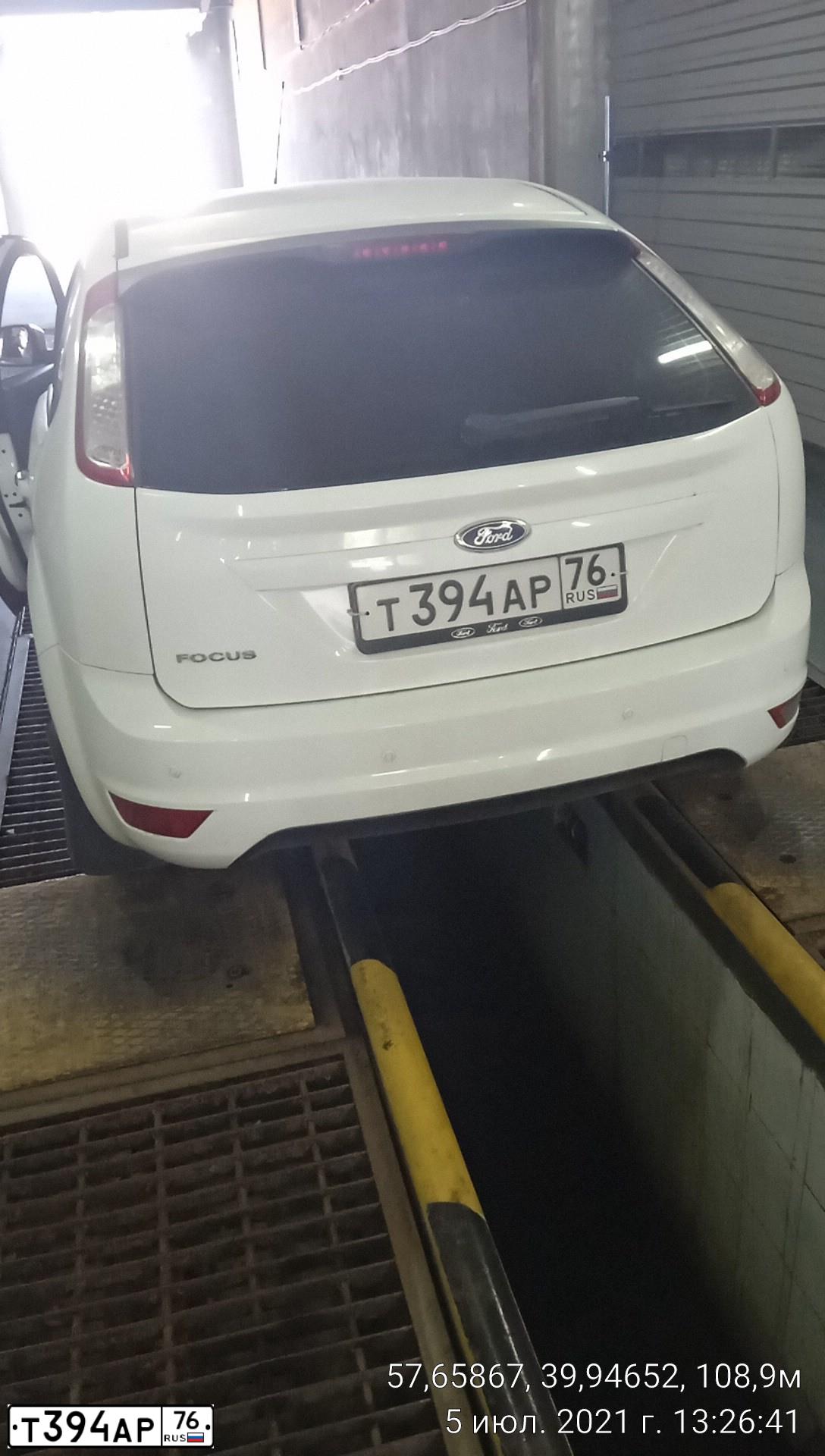 Фото автомобиля FORD FOCUS, 2010 — госномер Т394АР76. Цвет: Белый