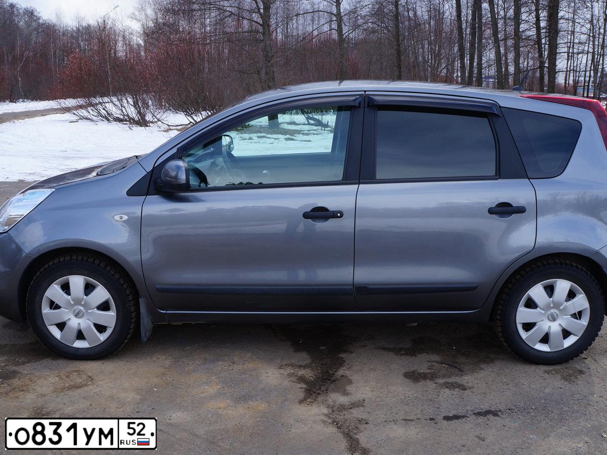 Фото автомобиля NISSAN NOTE, 2013 — госномер С080НС152. Цвет: СЕРЫЙ