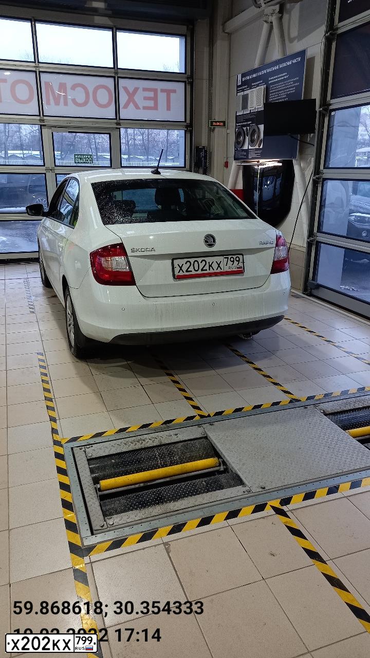 Фото автомобиля SKODA RAPID, 2018 — госномер Т460ЕН39. Цвет: Белый