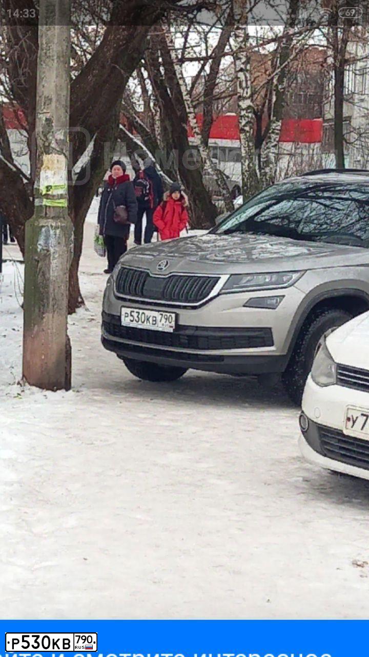 Фото автомобиля SKODA KODIAQ, 2021 — госномер Х994ХЕ774. Цвет: Коричневый
