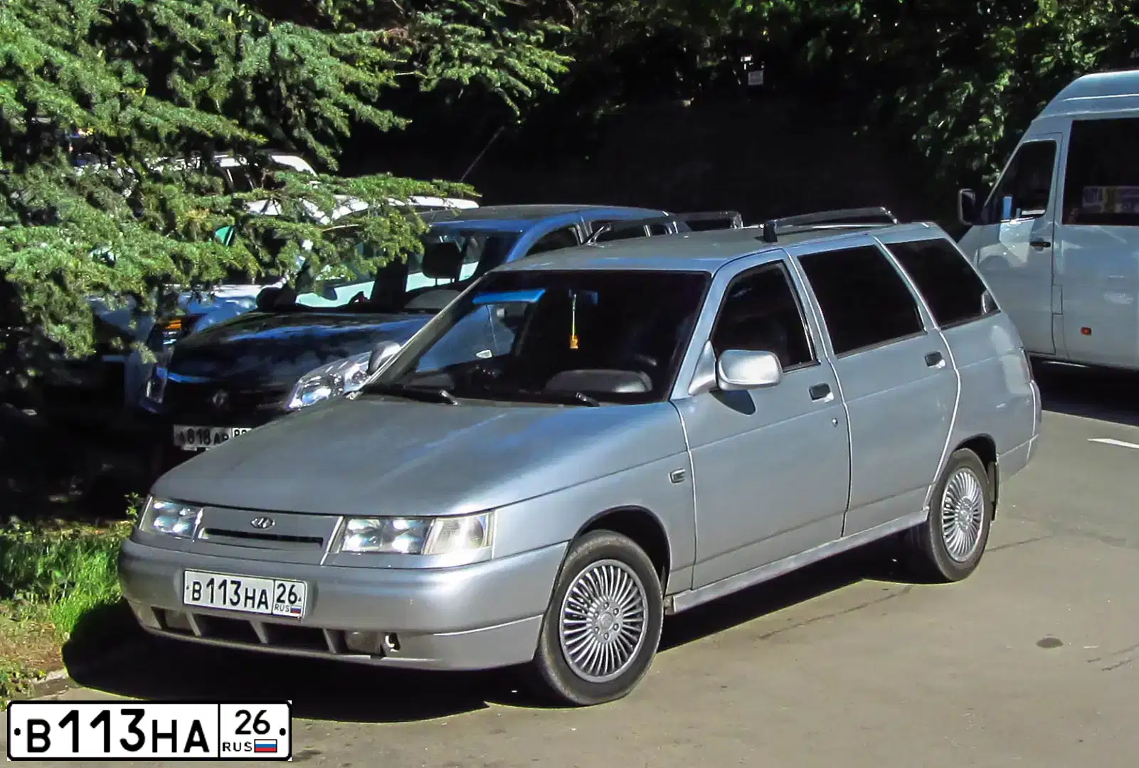 Фото автомобиля LADA 2111 LADA, 2002 — госномер В113НА26. Цвет: СВЕТЛО-СЕРЕБР.МЕТАЛЛ