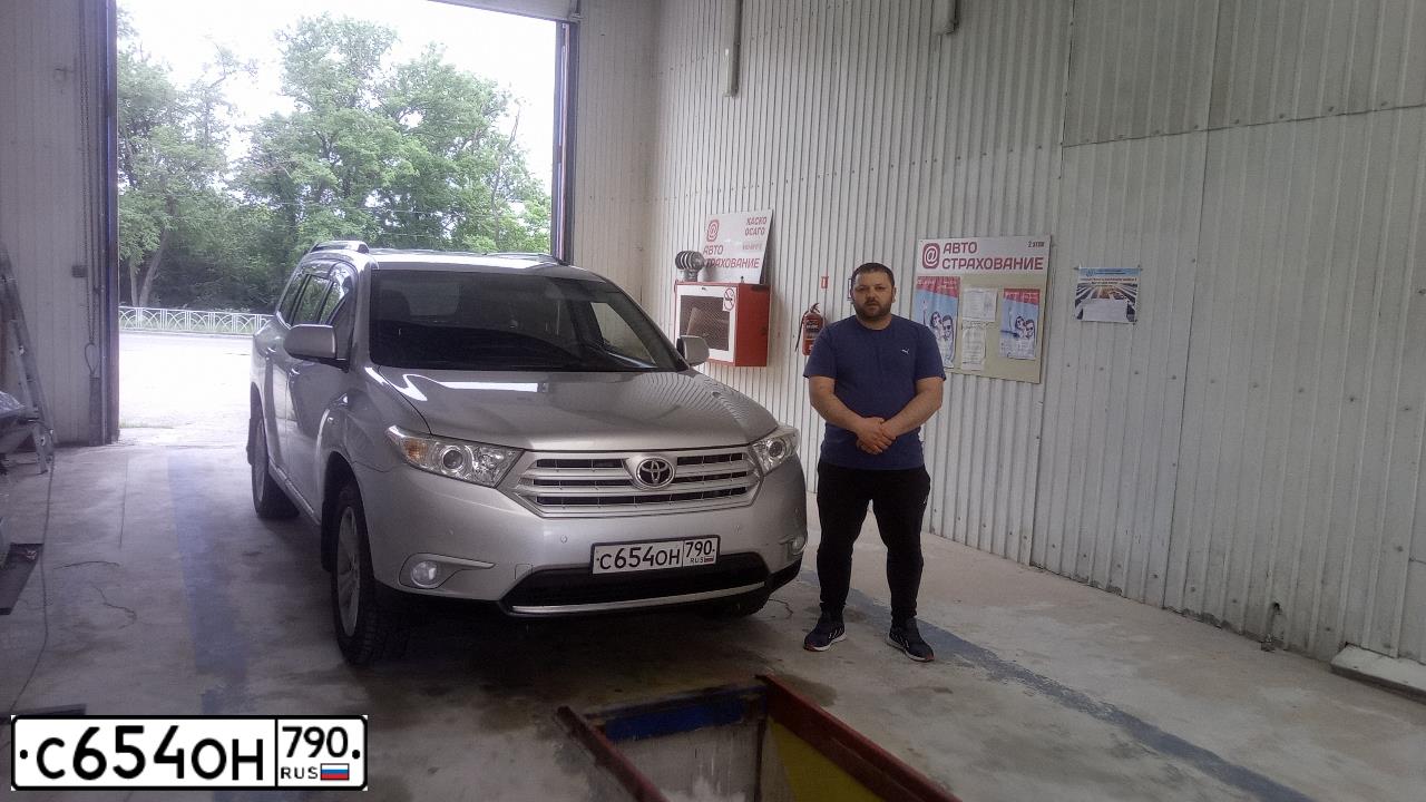 Фото автомобиля TOYOTA HIGHLANDER, 2013 — госномер В222ВВ750. Цвет: Серебристый