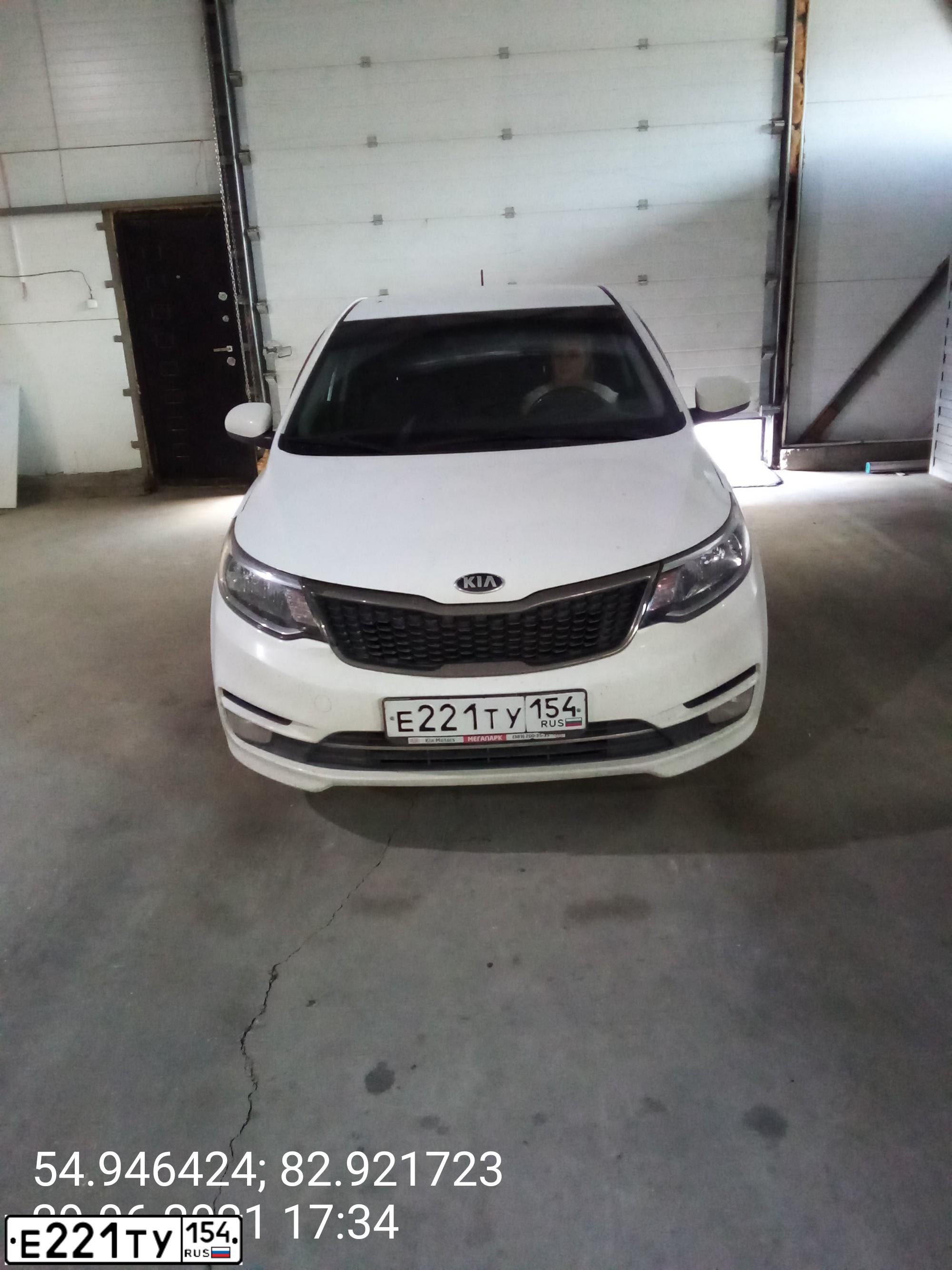 Фото автомобиля KIA RIO, 2017 — госномер Е221ТУ154. Цвет: БЕЛЫЙ