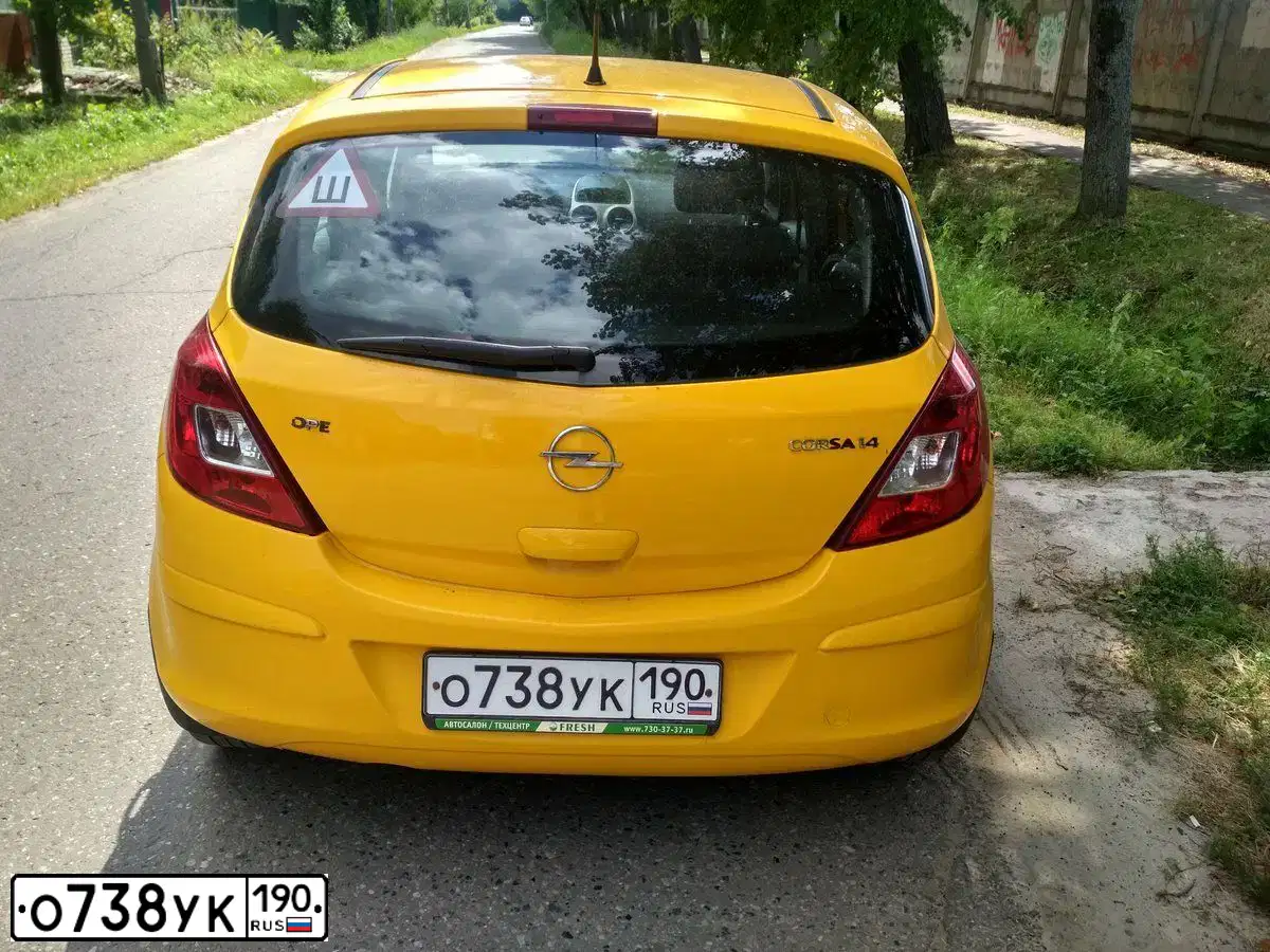 Фото автомобиля OPEL CORSA, 2007 — госномер О738УК190. Цвет: ЖЁЛТЫЙ
