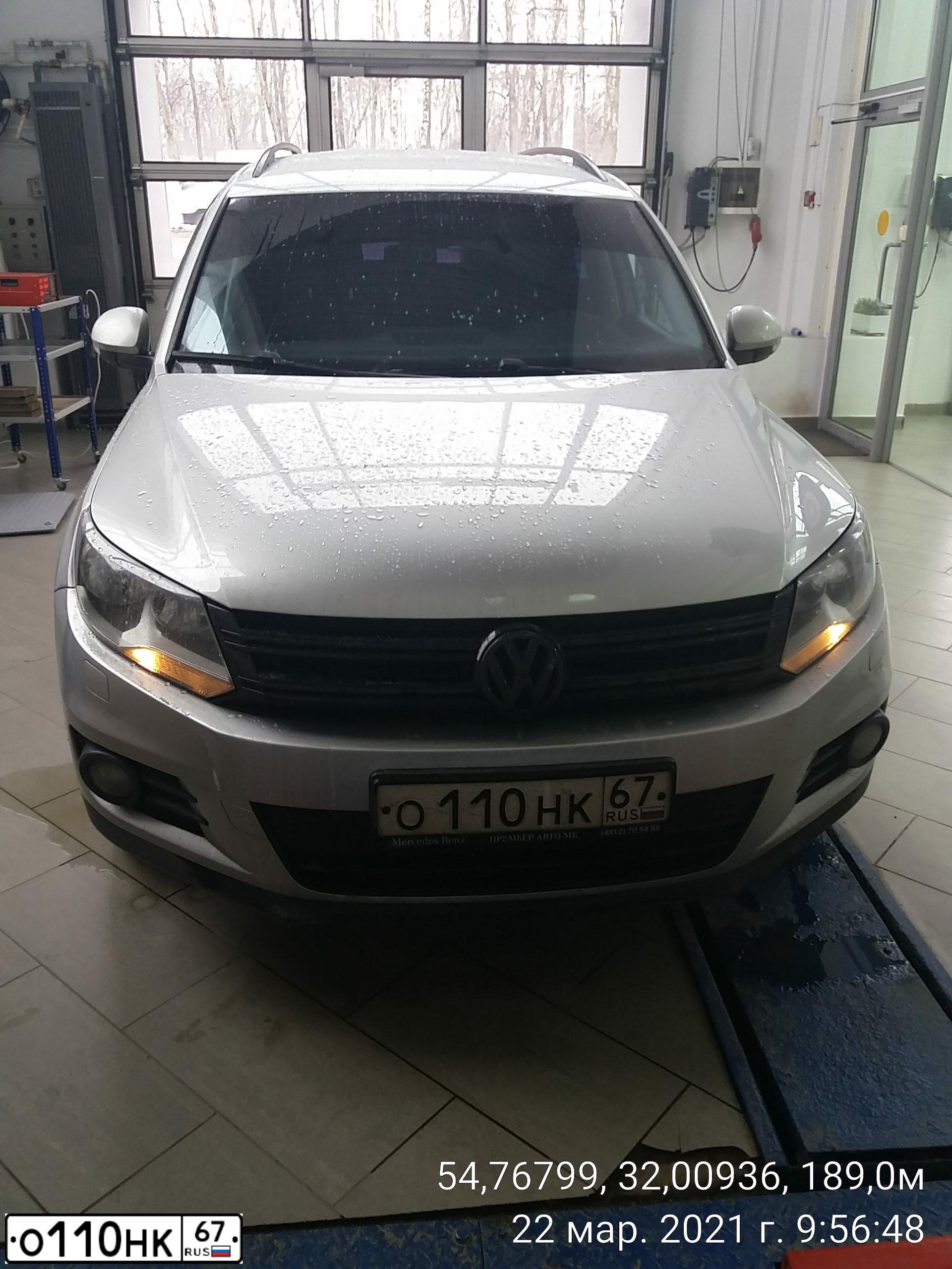 Фото автомобиля VOLKSWAGEN TIGUAN, 2011 — госномер Р848ТМ11. Цвет: Серебристый