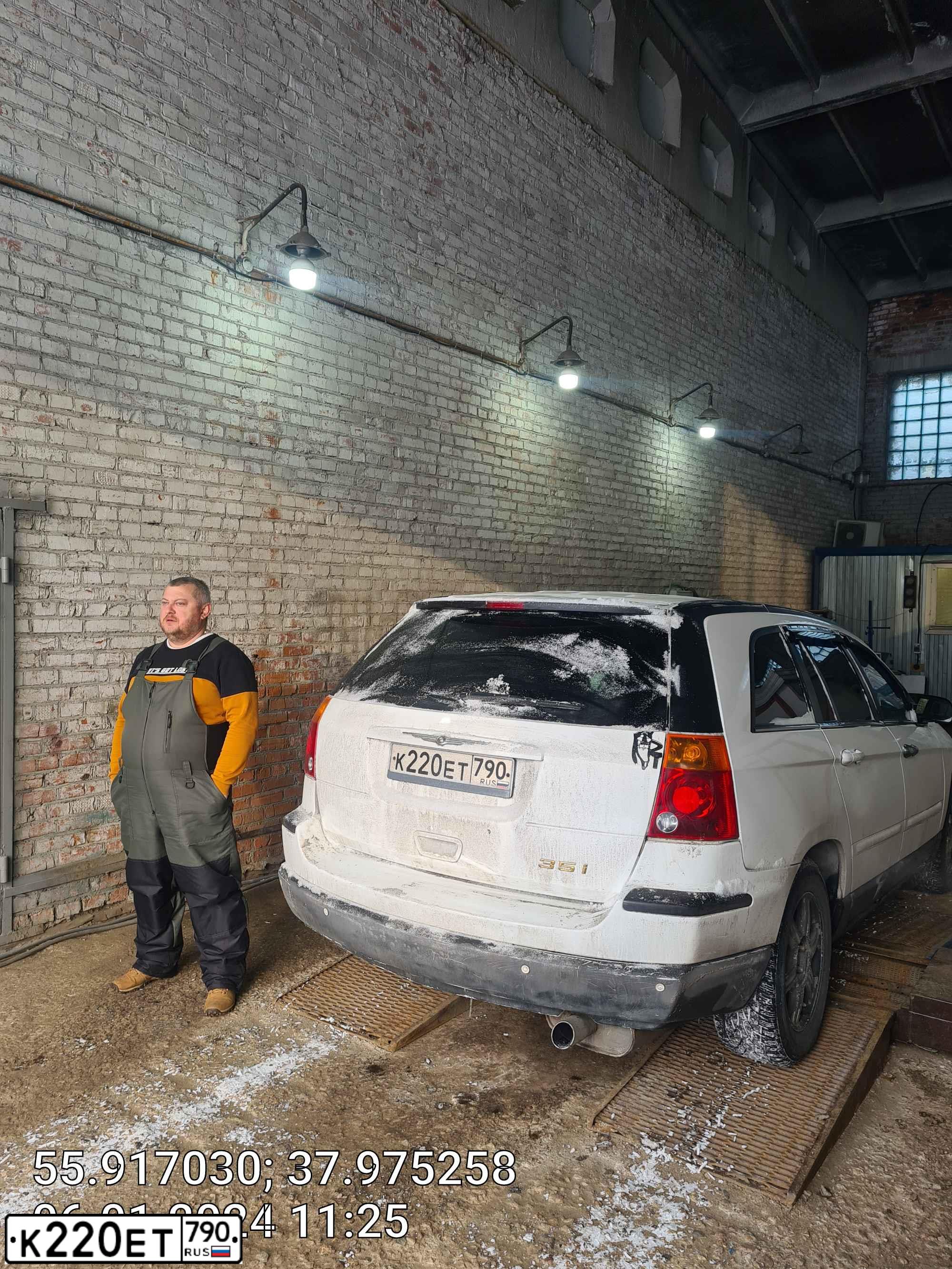 Фото автомобиля CHRYSLER PACIFICA, 2004 — госномер К220ЕТ790. Цвет: Белый
