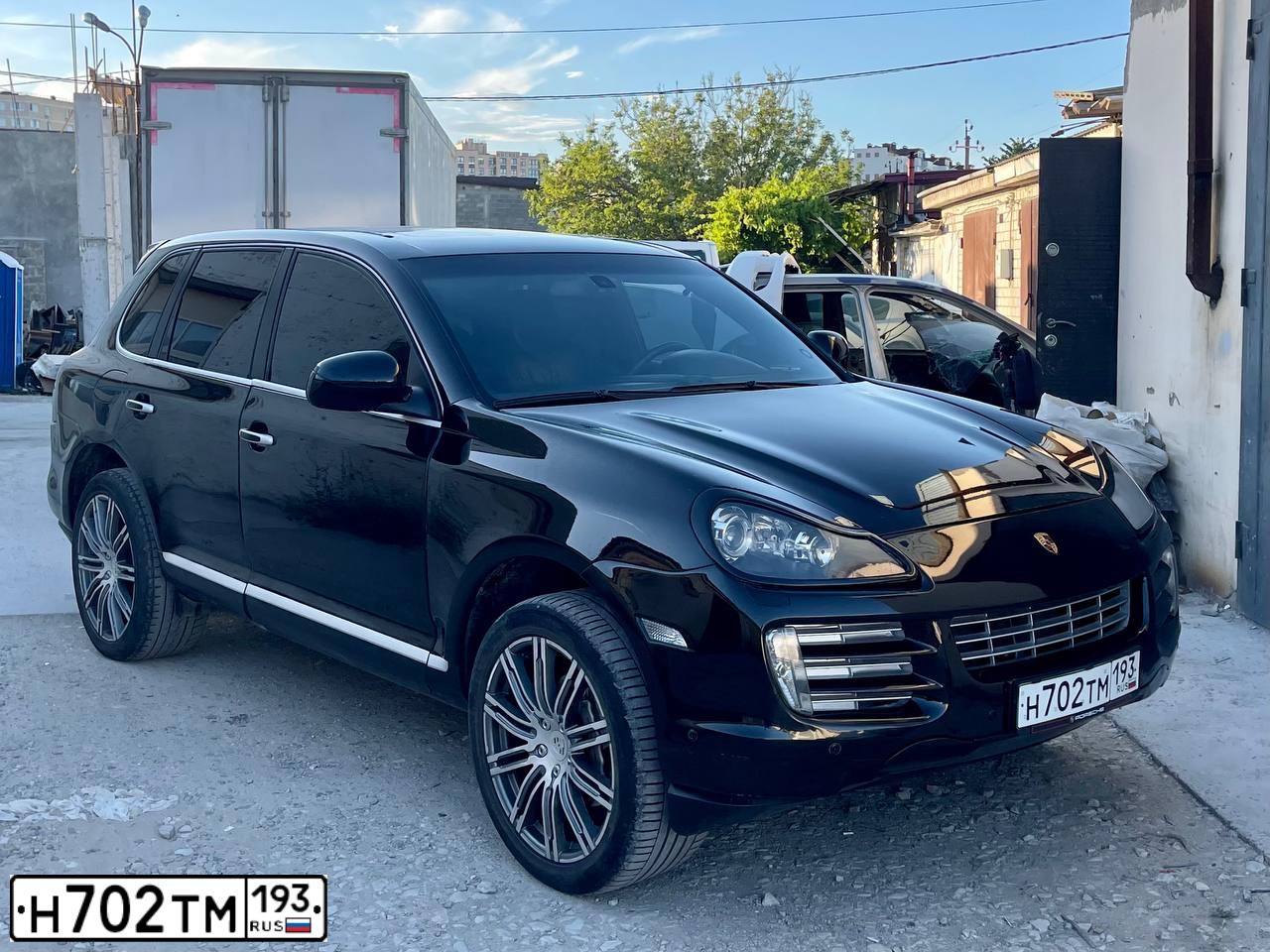 Фото автомобиля PORSCHE CAYENNE, 2004 — госномер Н702ТМ193. Цвет: ЧЕРНЫЙ