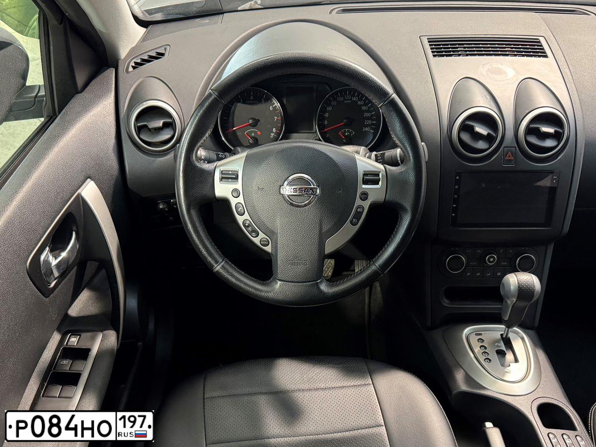 Фото автомобиля NISSAN QASHQAI, 2011 — госномер Р978КО977. Цвет: Серый