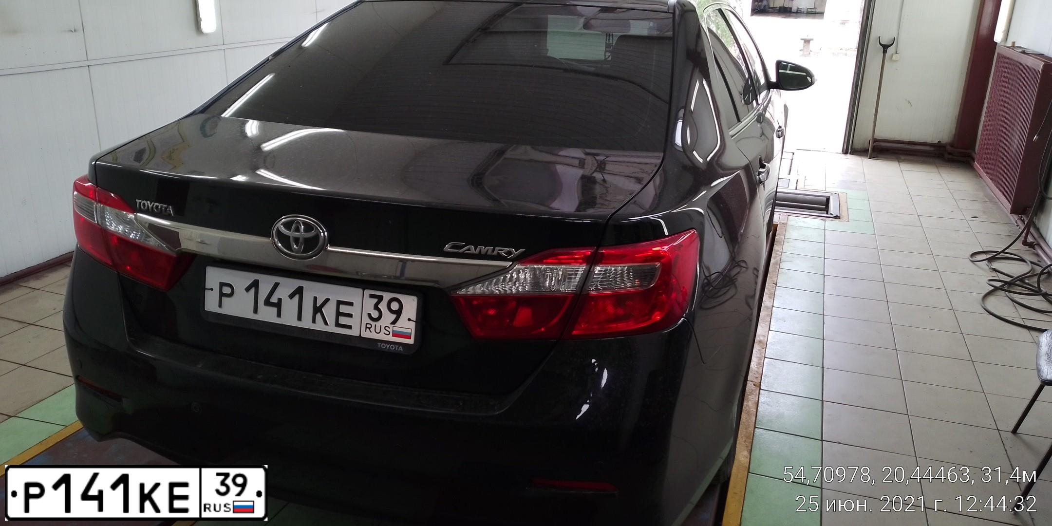 Фото автомобиля TOYOTA CAMRY, 2012 — госномер Р141КЕ39. Цвет: ЧЕРНЫЙ