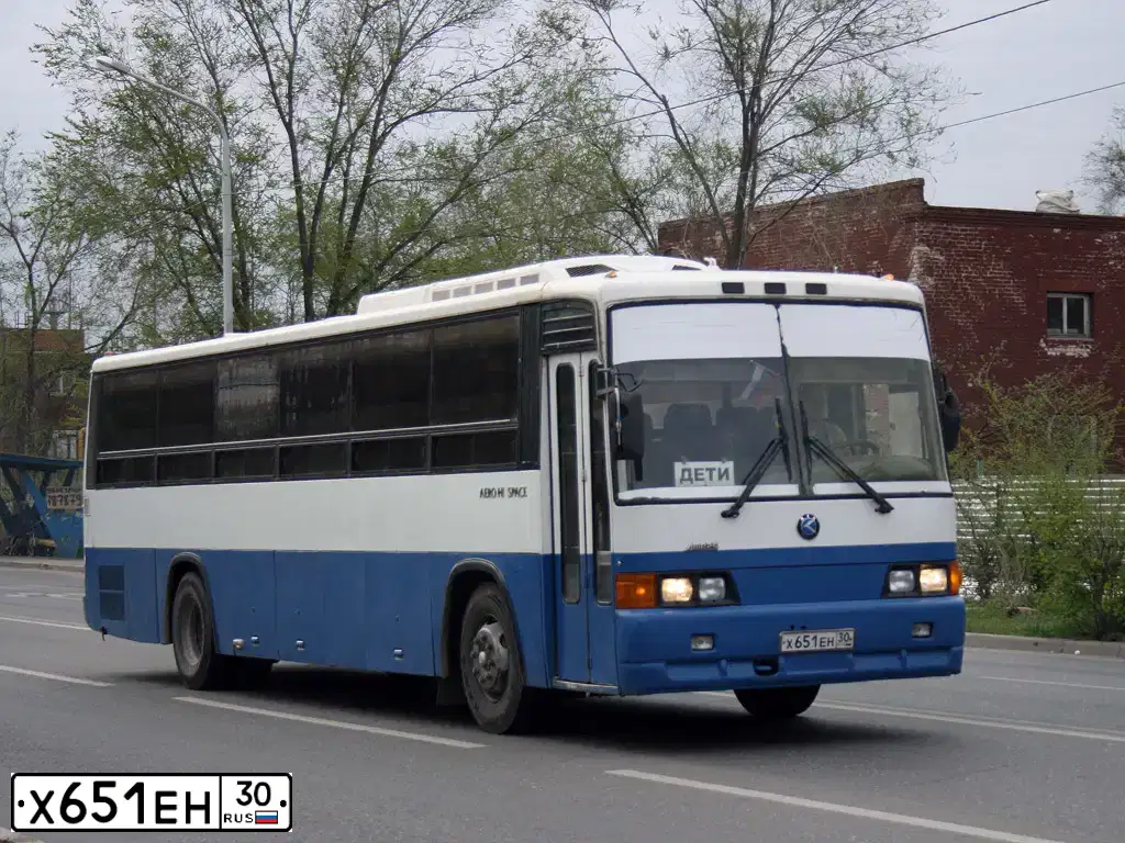 Фото автомобиля KIA GRANDBIRD, 1999 — госномер Х651ЕН30. Цвет: Бело-Синий