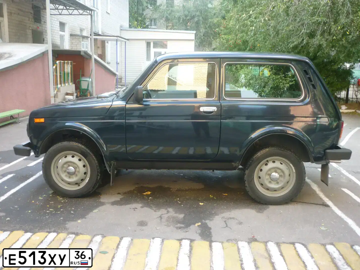 Фото автомобиля LADA 2121 NIVA, 2014 — госномер Е513ХУ36. Цвет: Темно-зеленый